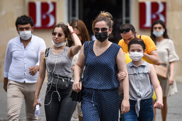 Люди в медицинских масках на улице в Баку во время особого карантинного режима - Sputnik Азербайджан