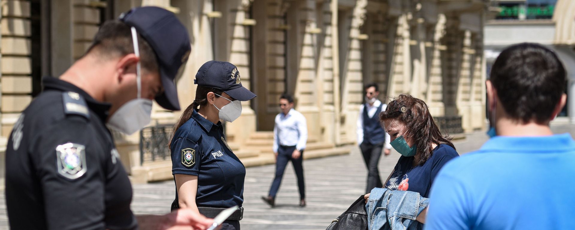 Сотрудники полиции проверяют разрешения жителей столицы для выхода на улицу - Sputnik Азербайджан, 1920, 23.11.2021