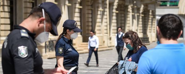 Сотрудники полиции проверяют разрешения жителей столицы для выхода на улицу - Sputnik Азербайджан
