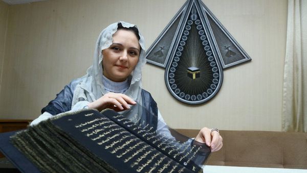 Азербайджанская художница и мастер по росписи Тунзале Мамедзаде и ее шелковый Коран - Sputnik Азербайджан