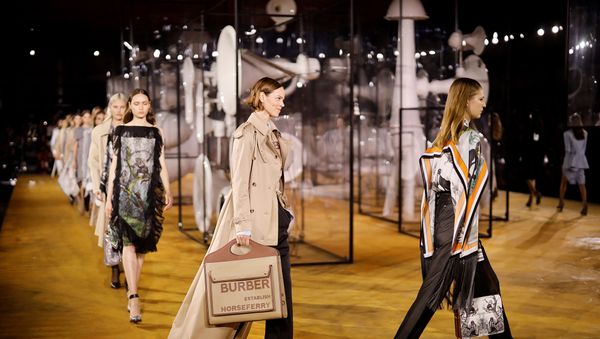 Burberry: офлайн-показ через пару месяцев  - Sputnik Азербайджан