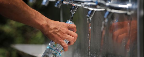 Мужчина наполняет бутылку водой, фото из архива - Sputnik Азербайджан