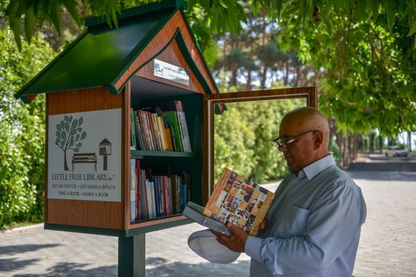 Без туристов и гостей, но с новой библиотекой: в Нафталане появилась Little Free Library - Sputnik Азербайджан