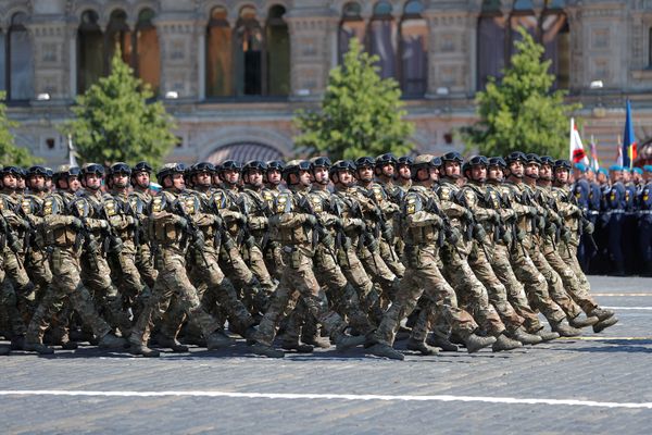 Азербайджанские военнослужащие маршируют во время парада Победы на Красной площади в Москве, Россия, 24 июня 2020 года - Sputnik Азербайджан