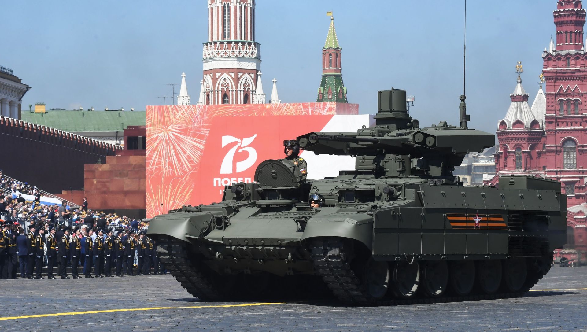 Боевая машина поддержки танков (БМПТ) Терминатор во время военного парада Победы Боевая машина поддержки танков (БМПТ) Терминатор во время военного парада Победы - Sputnik Азербайджан, 1920, 27.04.2021