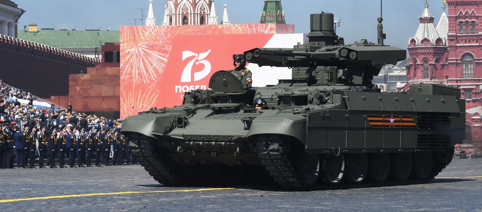 Боевая машина поддержки танков (БМПТ) Терминатор во время военного парада Победы Боевая машина поддержки танков (БМПТ) Терминатор во время военного парада Победы - Sputnik Азербайджан, 1920, 27.04.2021