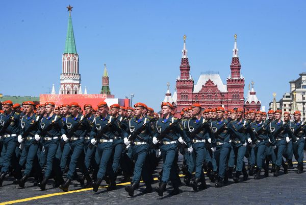 Военнослужащие парадных расчетов во время военного парада Победы на Красной площади - Sputnik Азербайджан