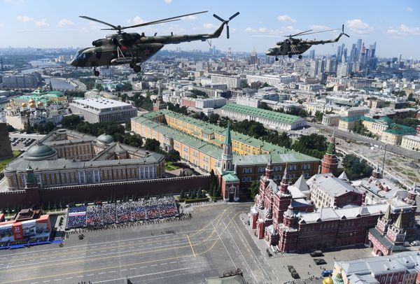 Многоцелевые вертолеты Ми-8 во время воздушной части военного парада Победы - Sputnik Азербайджан