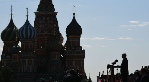Президент РФ Владимир Путин выступает во время военного парада на Красной площади - Sputnik Азербайджан