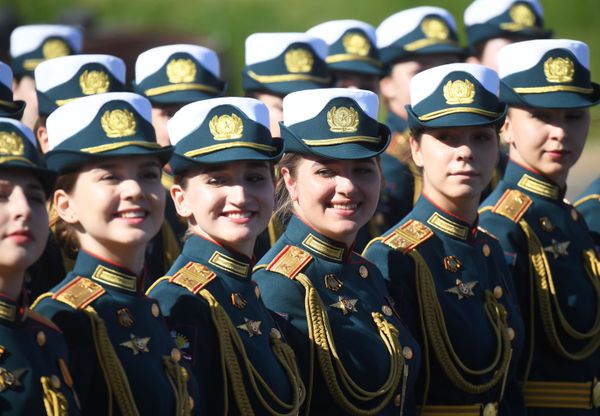 Военнослужащие парадных расчетов перед началом военного парада на Красной площади в Москве - Sputnik Азербайджан