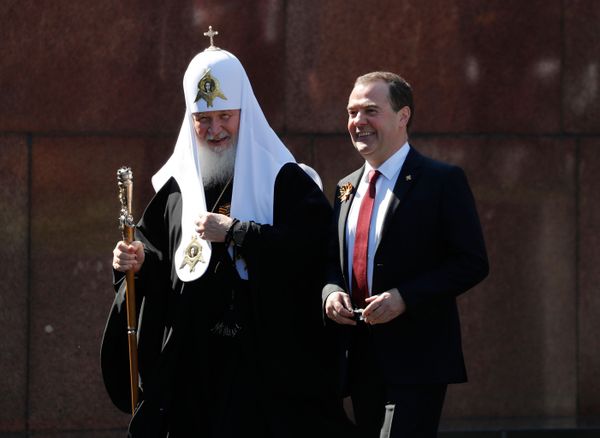 Заместитель председателя Совета безопасности РФ Дмитрий Медведев и патриарх Московский и всея Руси Кирилл на параде Победы в Москве - Sputnik Азербайджан