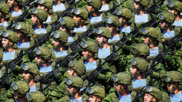 Военнослужащие парадных расчетов на параде Победы на Красной площади - Sputnik Азербайджан