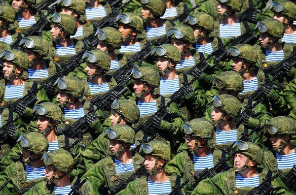 Военнослужащие парадных расчетов на параде Победы на Красной площади - Sputnik Азербайджан
