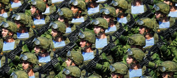 Военнослужащие парадных расчетов на параде Победы на Красной площади Военнослужащие парадных расчетов на параде Победы на Красной площади - Sputnik Азербайджан