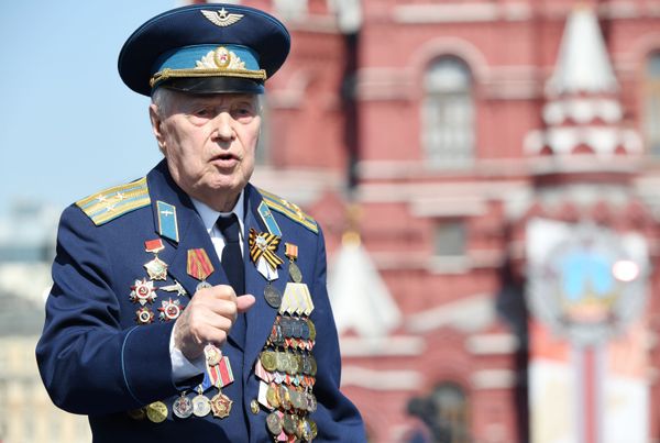 Ветеран перед началом военного парада Победы на Красной площади - Sputnik Азербайджан