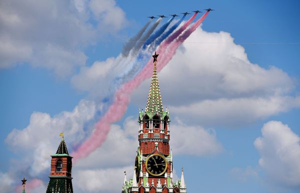 Штурмовики Су-25 БМ во время воздушной части военного парада Победы - Sputnik Азербайджан