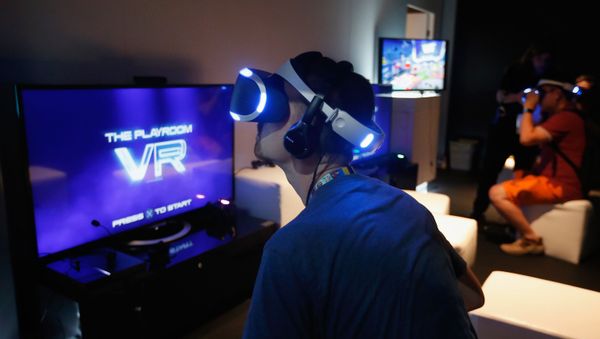 Игрок в PS4, фото з архива - Sputnik Азербайджан