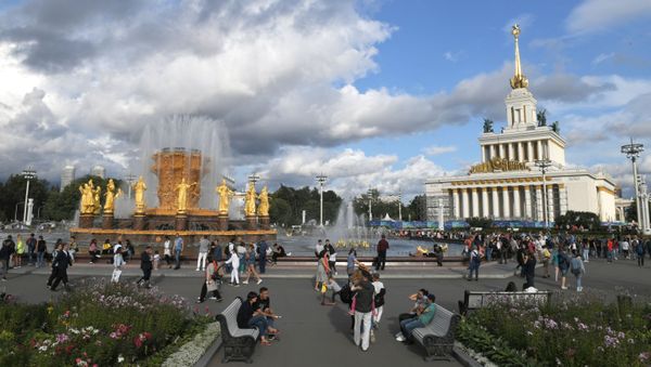 Отдыхающие на ВДНХ в Москве, фото из архива - Sputnik Азербайджан