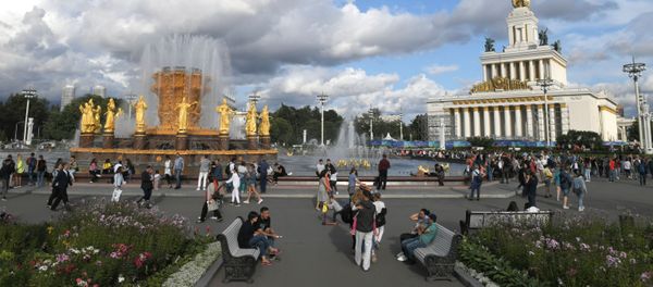 Отдыхающие на ВДНХ в Москве, фото из архива - Sputnik Азербайджан