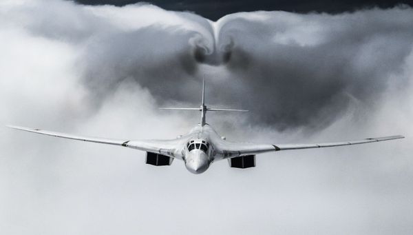 Стратегический бомбардировщик-ракетоносец Ту-160 во время воздушной части военного парада Победы в Москве - Sputnik Азербайджан