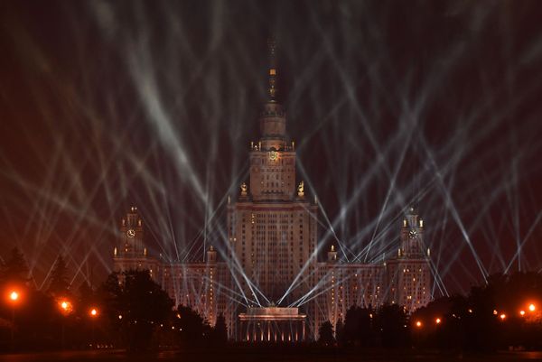 Главное здание Московского государственного университета имени М. В. Ломоносова во время акции Лучи Победы в Москве - Sputnik Азербайджан