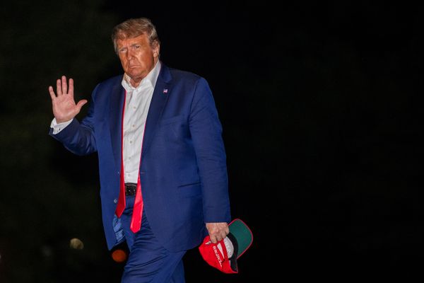 Президент США Дональд Трамп на лужайке у Белого дома в Вашингтоне  - Sputnik Азербайджан