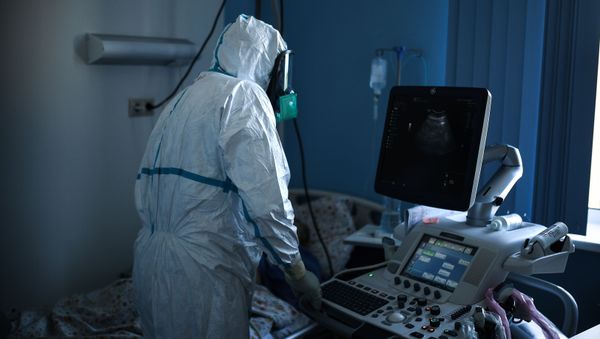 Медицинские работники в госпитале COVID-19 в ЦИТО им. Н. Н. Приорова - Sputnik Азербайджан