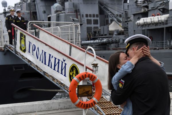 Встреча отряда боевых кораблей  Громкий и Совершенный во Владивостоке - Sputnik Азербайджан