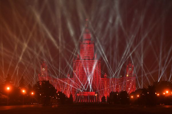 Главное здание Московского государственного университета имени М. В. Ломоносова во время акции Лучи Победы в Москве - Sputnik Азербайджан