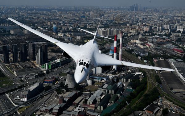 Стратегический бомбардировщик-ракетоносец Ту-160 во время генеральной репетиции воздушной части парада Победы - Sputnik Азербайджан