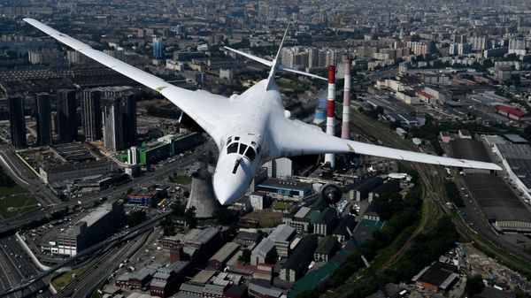 Стратегический бомбардировщик-ракетоносец Ту-160 во время генеральной репетиции воздушной части парада Победы - Sputnik Азербайджан
