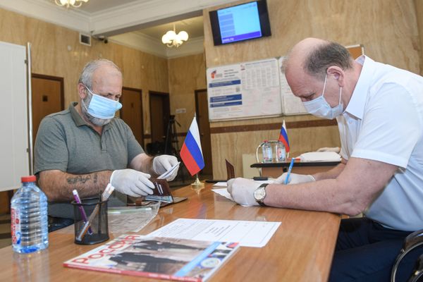 Голосование по поправкам в Конституцию РФ в посольстве России в Баку - Sputnik Азербайджан