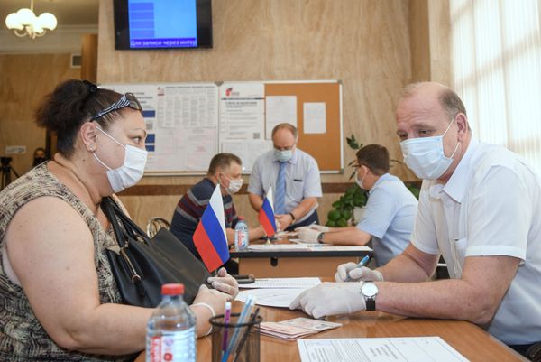 Голосование по поправкам в Конституцию РФ в посольстве России в Баку - Sputnik Азербайджан