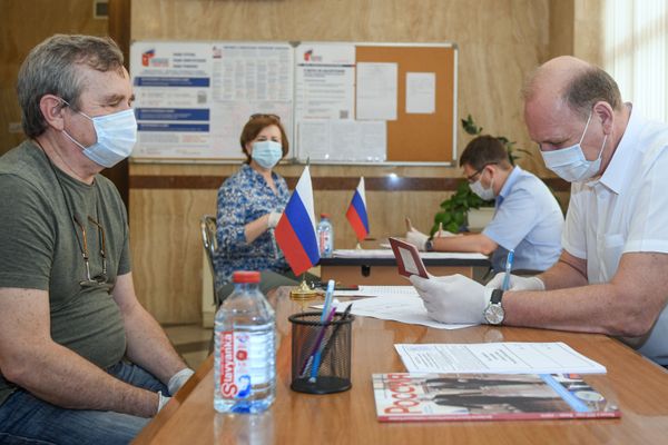 Голосование по поправкам в Конституцию РФ в посольстве России в Баку - Sputnik Азербайджан