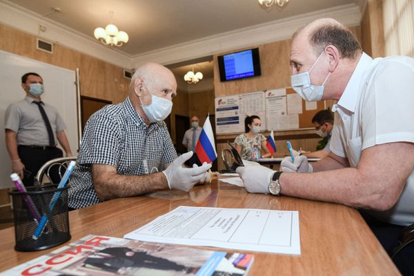 Голосование по поправкам в Конституцию РФ в посольстве России в Баку - Sputnik Азербайджан
