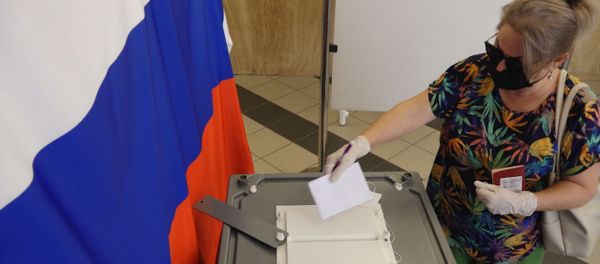 Маска, перчатки и одноразовая ручка: как голосуют по поправкам в Конституцию РФ в Баку Маска, перчатки и одноразовая ручка: как голосуют по поправкам в Конституцию РФ в Баку - Sputnik Азербайджан
