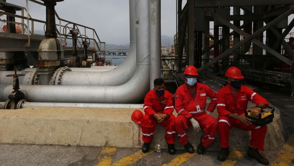 Нефтяники, фото из архива - Sputnik Азербайджан