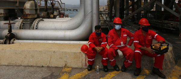Нефтяники, фото из архива - Sputnik Азербайджан