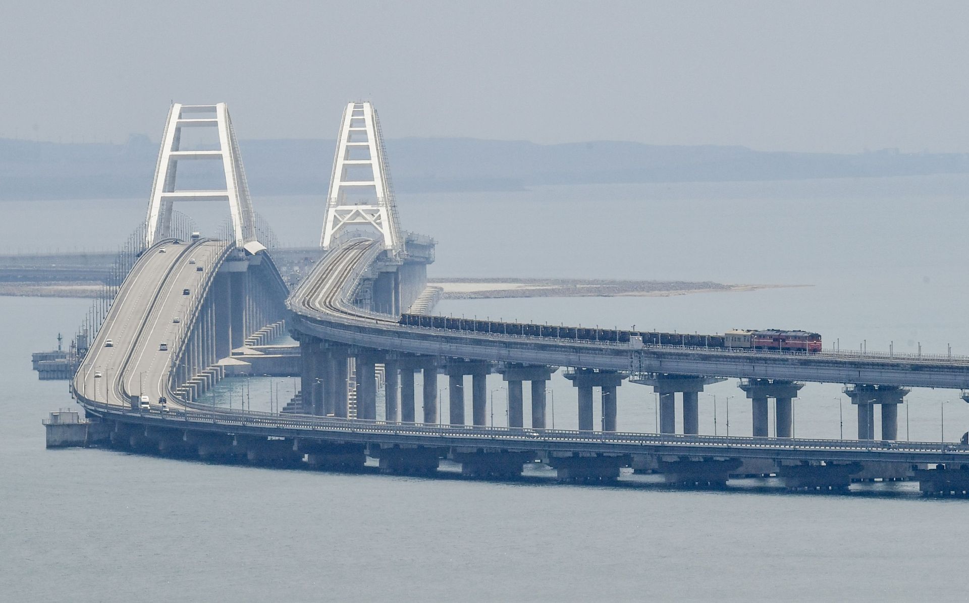 Грузовой состав на Крымском мосту - Sputnik Азербайджан, 1920, 05.03.2024