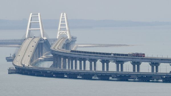 Грузовой состав на Крымском мосту - Sputnik Азербайджан