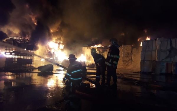 Тушение пожара в цехе по производству лакокрасочных изделий компании Sobsan в Баку - Sputnik Азербайджан