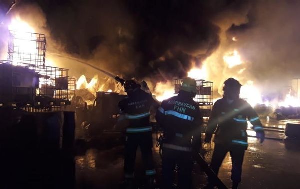 Тушение пожара в цехе по производству лакокрасочных изделий компании Sobsan в Баку - Sputnik Азербайджан