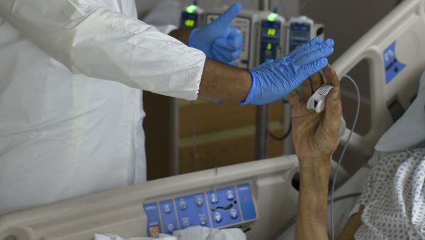 Пациент с COVİD-19 в отделение реанимации и интенсивной терапии, фото из архива - Sputnik Азербайджан
