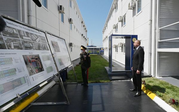 Президент Азербайджана Ильхам Алиев на открытии госпиталя модульного типа в Баку - Sputnik Азербайджан
